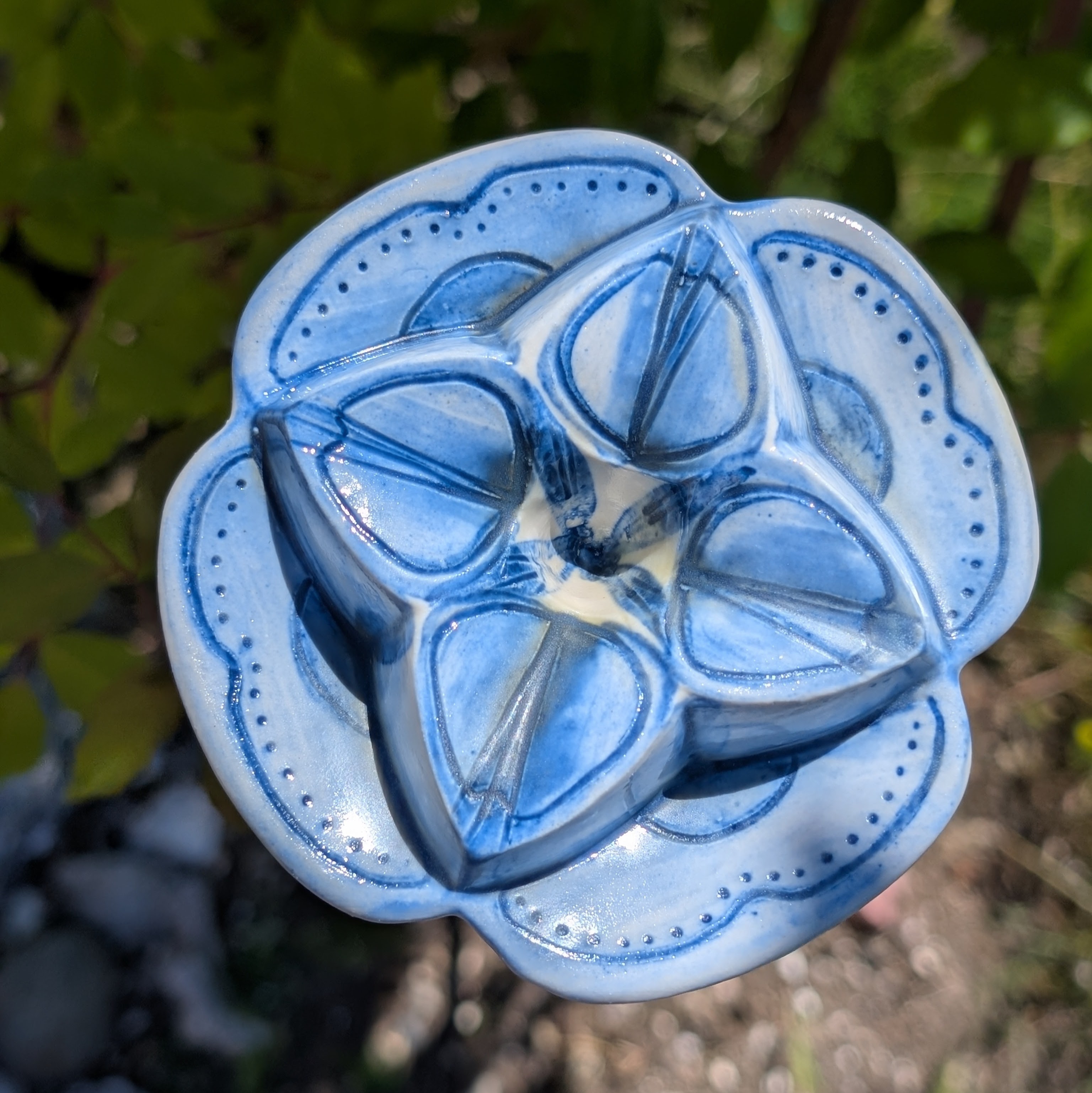 MeeMold daffodil shaped porcelain bee watering station