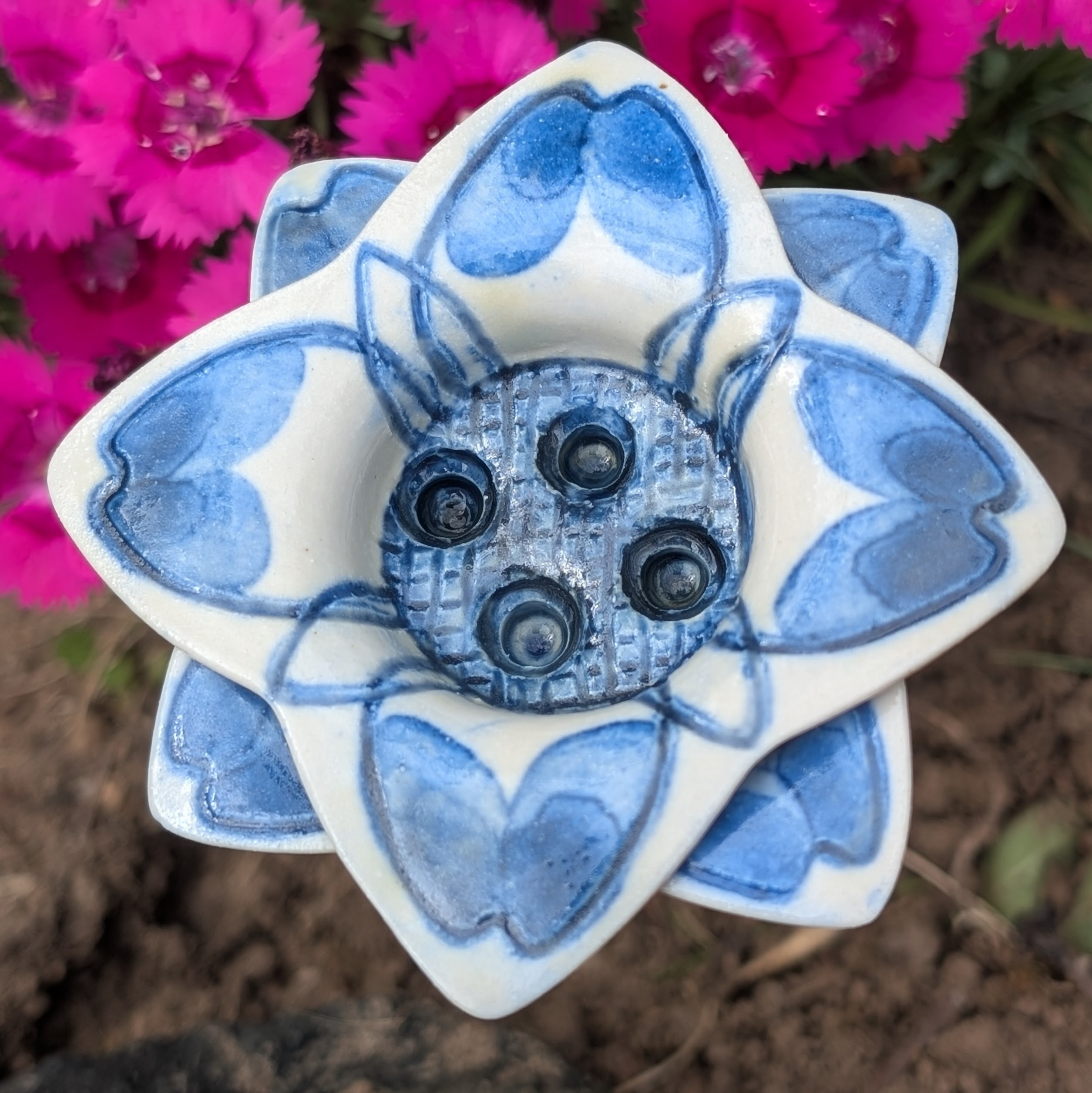 MeeMold tulip shaped porcelain bee watering station