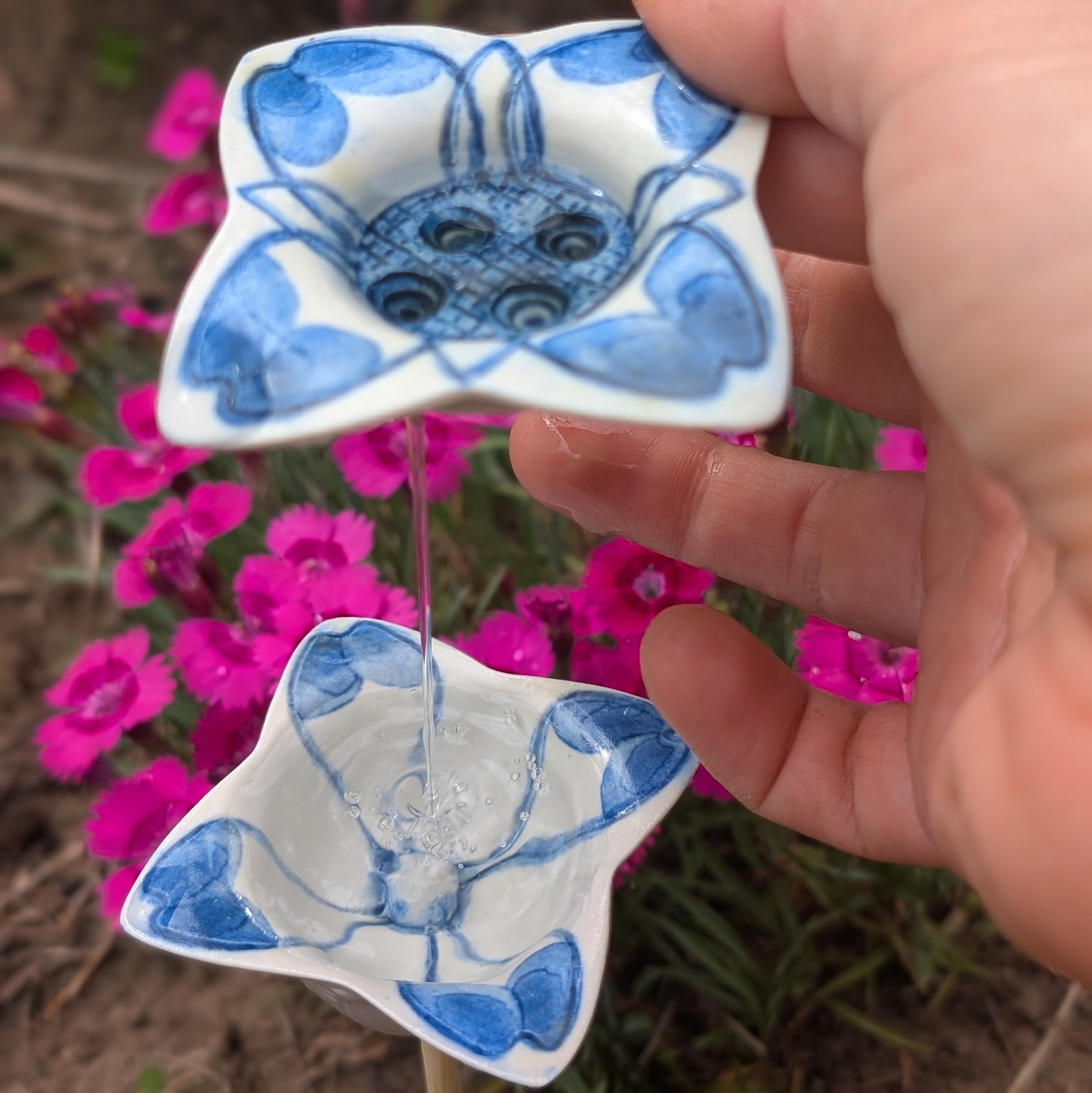MeeMold tulip shaped porcelain bee watering station